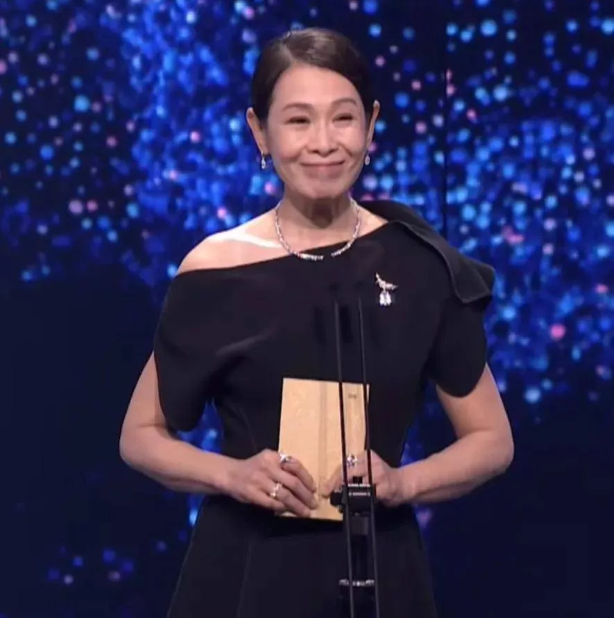 56岁刘若英断崖式衰老,生图曝光变小老太太