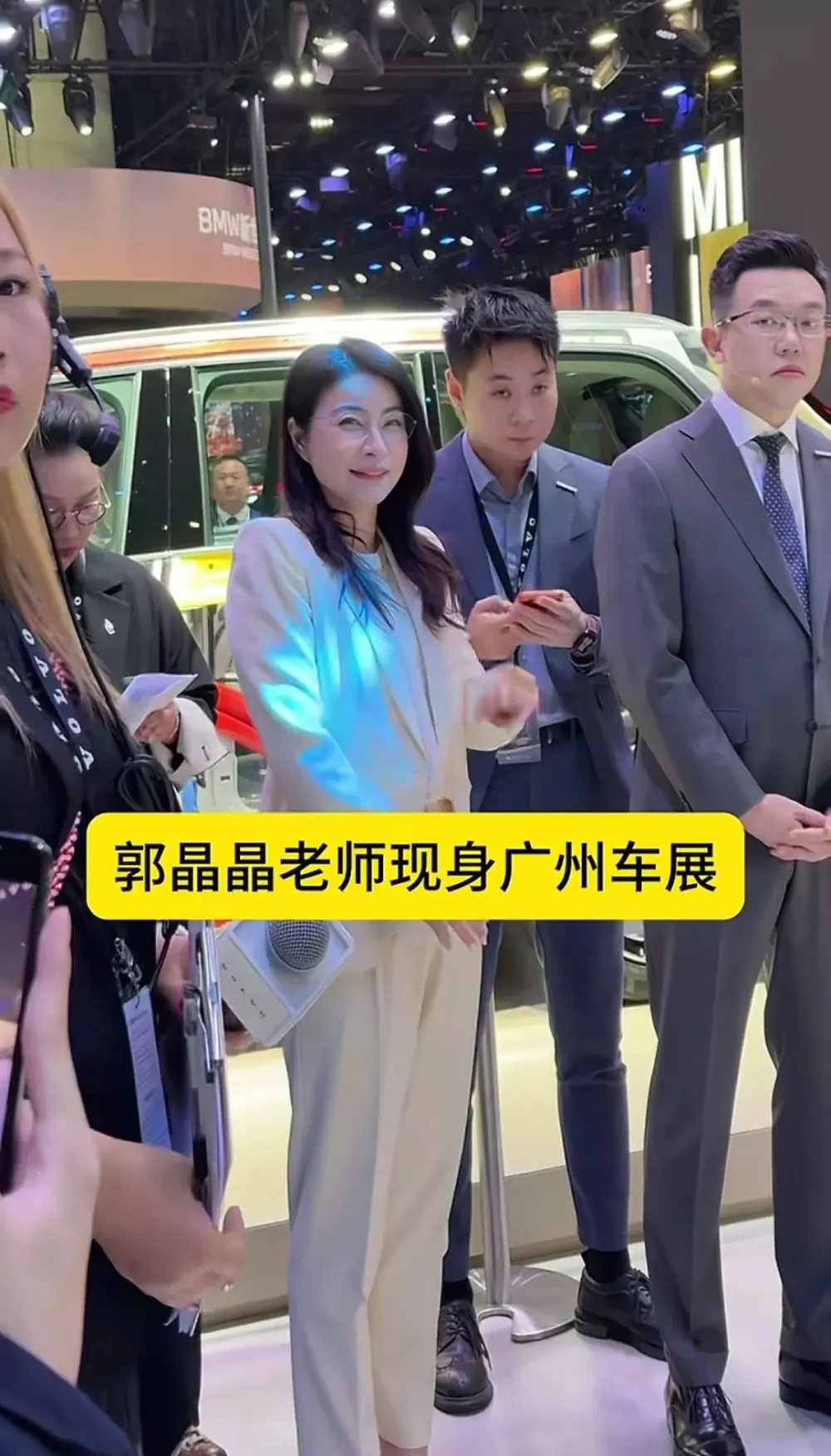 缺席小叔子婚礼后的郭晶晶,现身广州车展,穿一身白色西装很干练