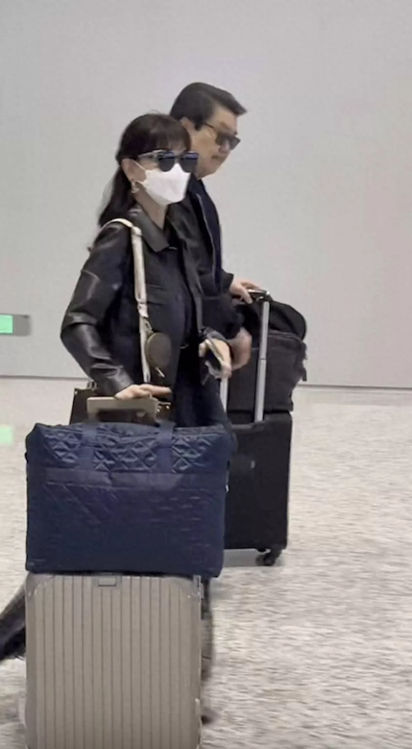 赵雅芝三代同堂现身机场,45岁次子携女儿罕露脸