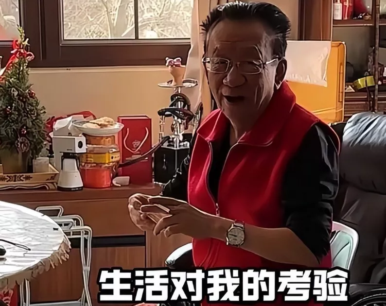 79岁侯耀华独居北京无保姆照料，家里脏乱差环境寒酸