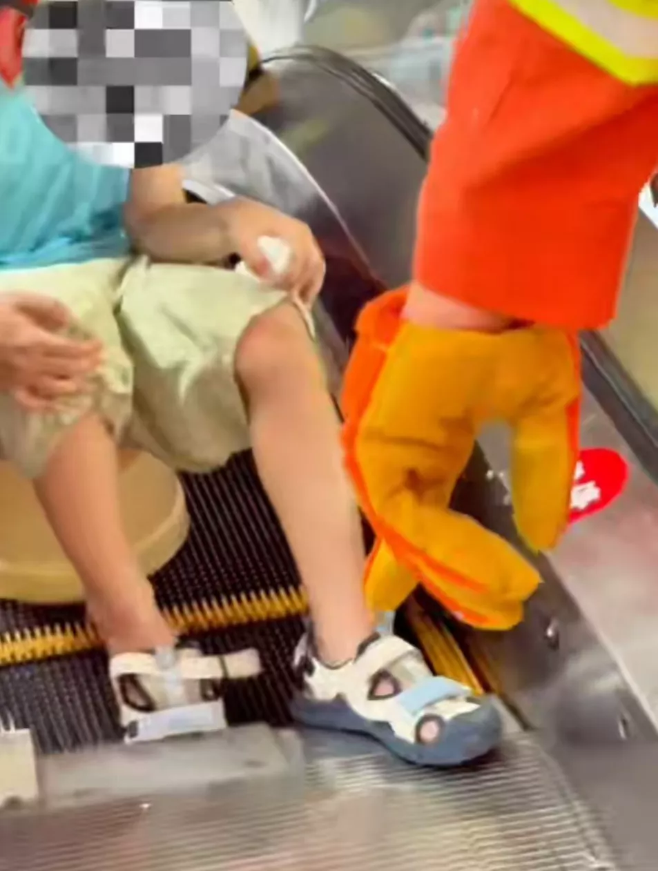 6岁男童被广场扶梯夹伤致脚趾截肢，家属索赔40万