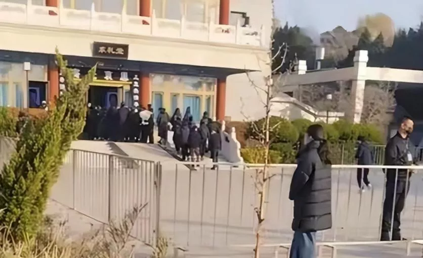 唐嫣送公公出殡细节曝光：双眼疑哭得通红，手扶着罗晋