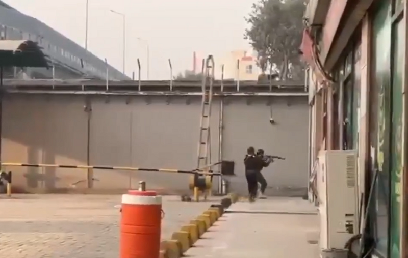 今（24）日上午2名自杀式炸弹袭击者攻击巴基斯坦西北部1处安全部队总部，造成至少3名部队成员死亡。（撷自X@KPFrontLine）