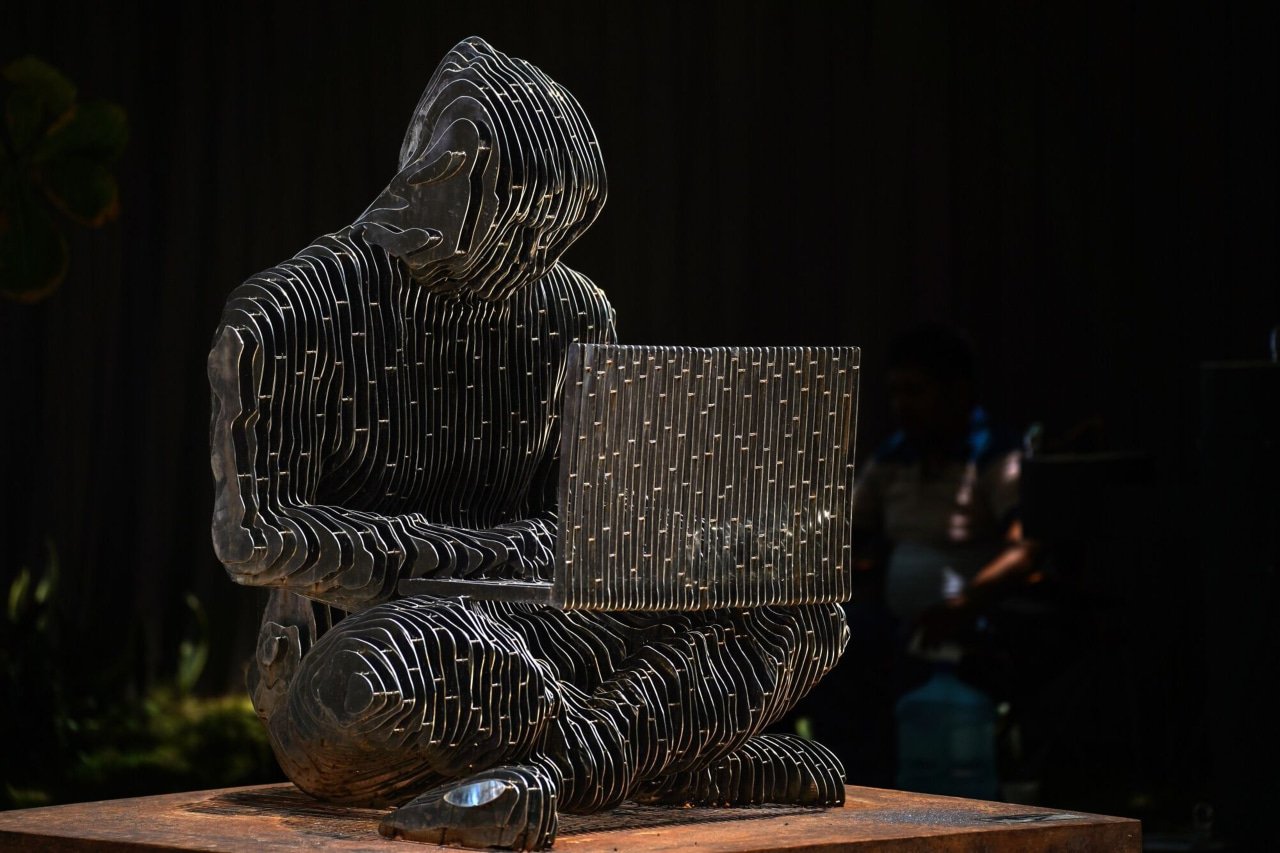 一座中本聪的雕塑。