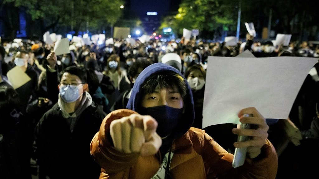 中国多地爆发反封控抗议：民众高举白纸悼念火灾遇难者