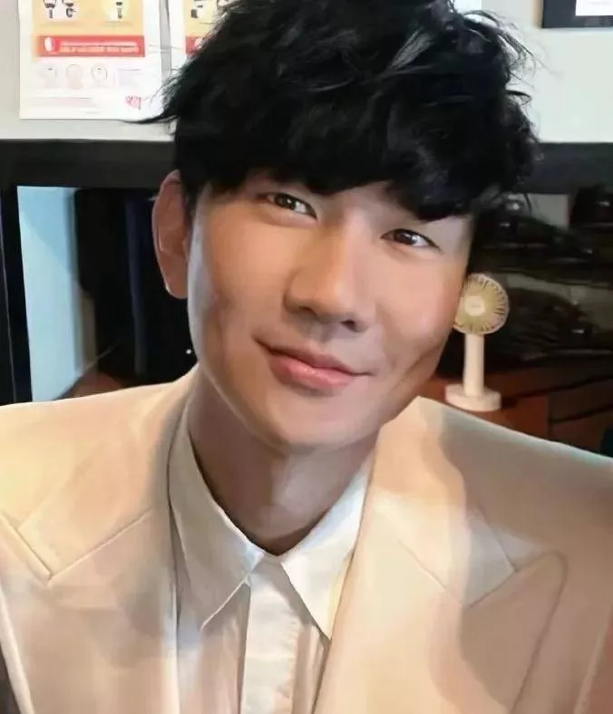 林俊杰与女友同框照疑曝光,两人穿情侣装被偶遇