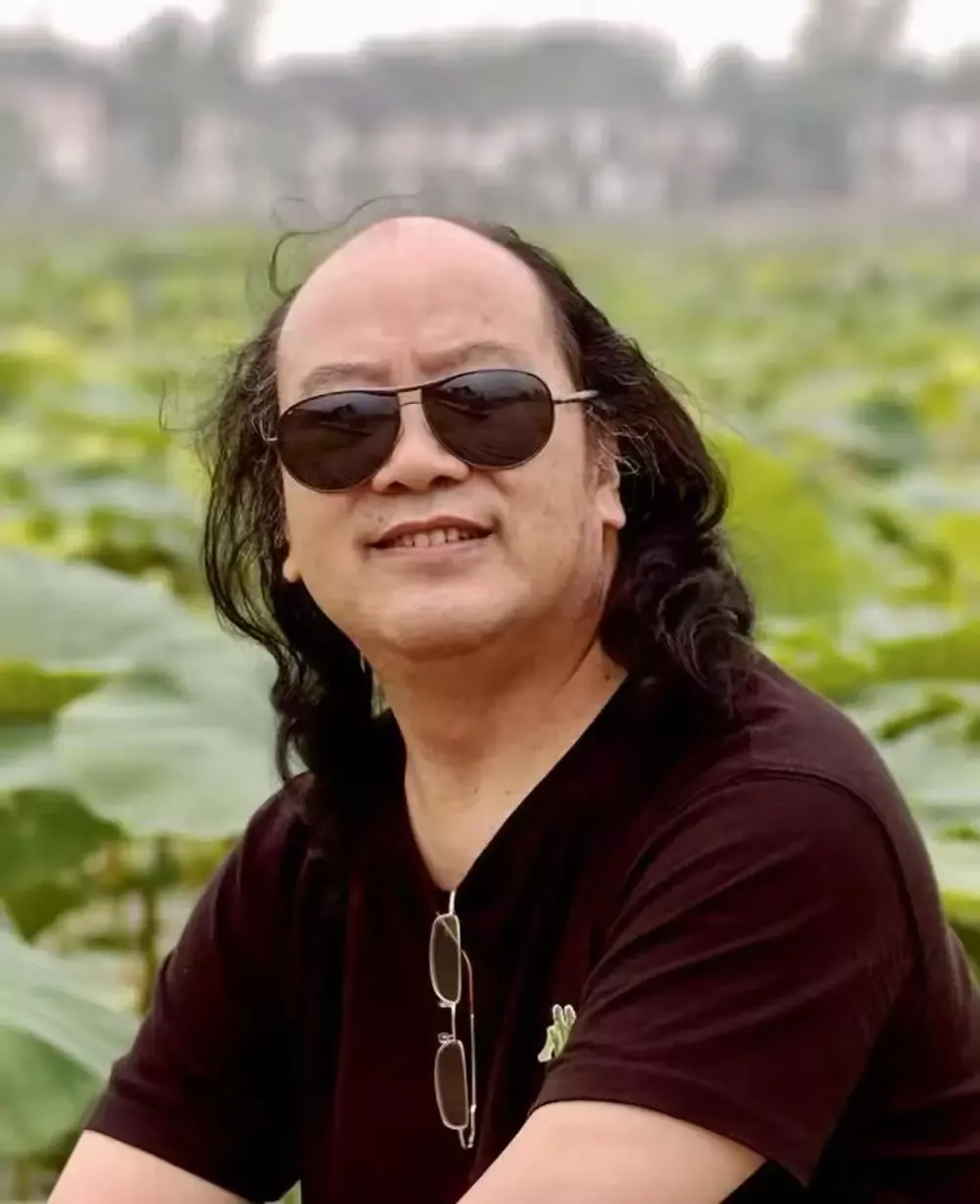 著名画家周华君因病去世 家人称墓碑会刻“与荷同眠”