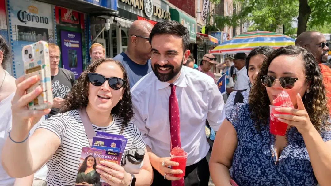 ▎34岁的佐赫兰·马姆达尼在竞选纽约市长时,从不避讳自己民主社会主义者的身份。图源:Getty Images