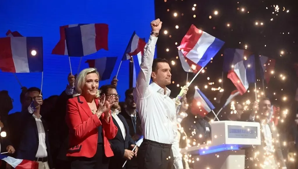 ▎法国极右翼政党国民联盟主席巴尔代拉(右)与前任主席勒庞(左)在国民联盟的集会上。由于勒庞被裁定挪用欧盟资金罪名成立,她将被禁止参加未来五年的选举。图源:AFP