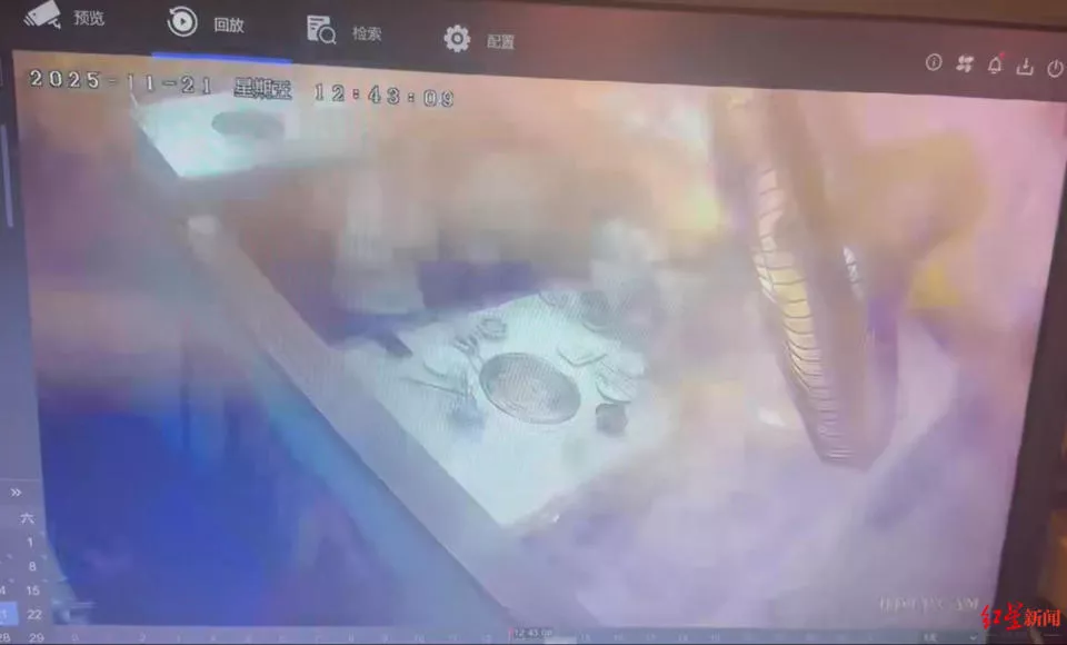 火锅店内店员倒液体瞬间起火,男子双手二度烫伤