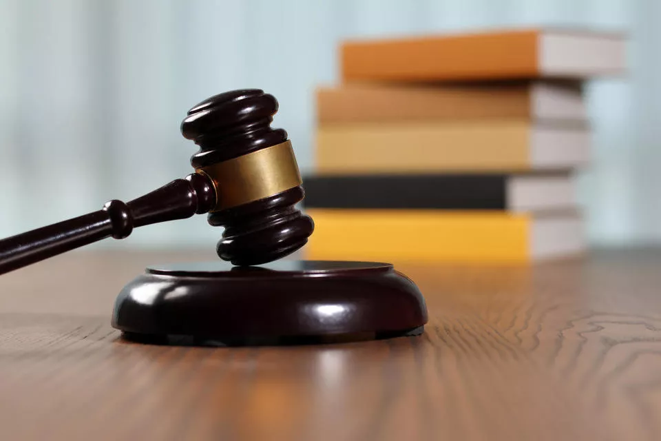 老板在员工上门讨薪次日自杀身亡,家属向讨薪者索赔20余万