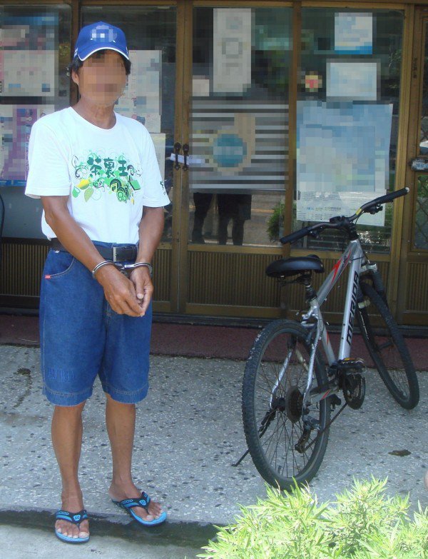 林姓男子接连在后龙镇窃取同一名被害人的脚踏车代步，让警方纳闷不已，林男供称是「妈祖和天公伯」的旨意。（记者彭健礼翻摄）