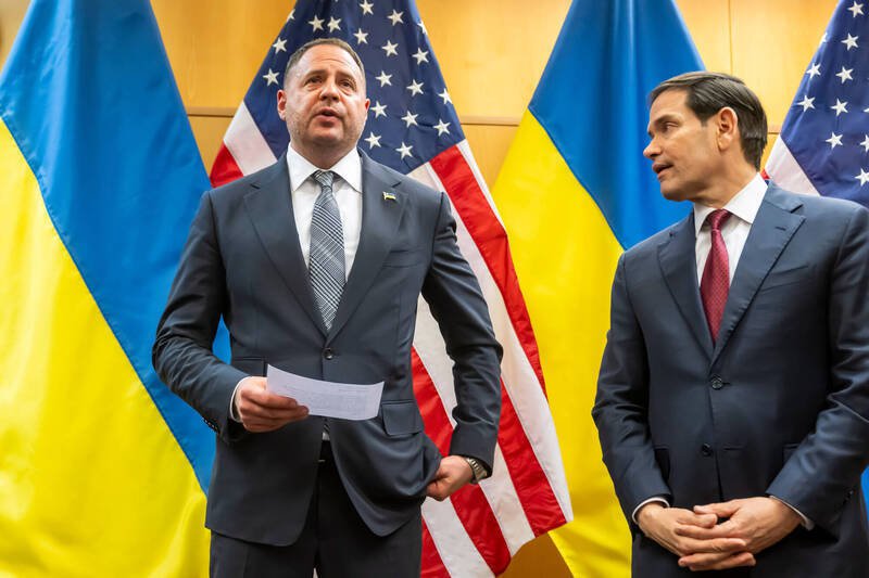 乌克兰总统泽伦斯基的重要左右手、总统府幕僚长叶尔马克（图左）。（美联社）