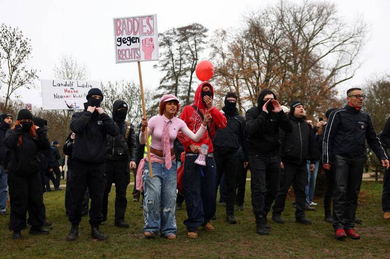 示威者29日在德国吉森阻街抗议，反对极右派政党「德国另类选择党（AfD）」在当地举行新设的青年部成立大会。（路透）