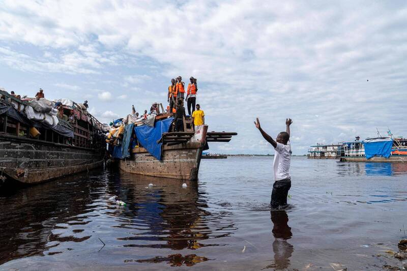 刚果民主共和国马伊恩东贝湖船只翻覆，至少20人死亡。刚果船只示意图。（法新社）