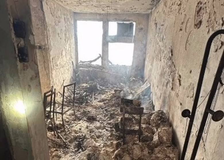 网传香港宏福苑大火灾后内部景象，墙身与天花板严重剥落，屋内家具几乎全数烧成灰烬，仅剩铁制椅架勉强可辨。（翻摄自网路）