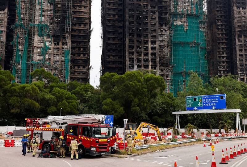 香港大埔宏福苑26日发生五级大火，多栋大楼被祝融吞噬。（路透）
