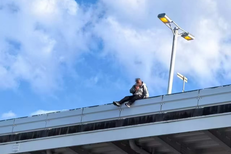 中国一名20多岁男子25日在关西机场第一航厦坠楼身亡。（撷取自微博）