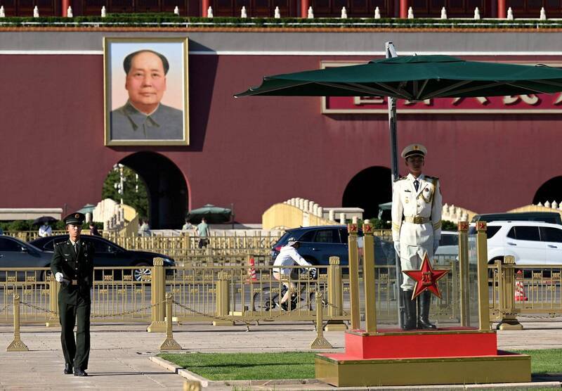 中共国家保密局长李兆宗、副局长史英立同时被免职。天安门军警示意图。（法新社）