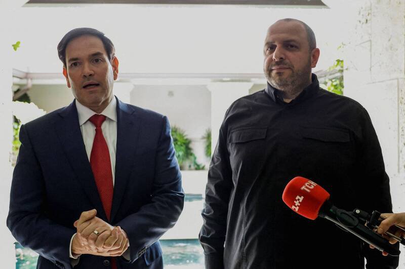 乌克兰国家安全与国防事务委员会秘书乌梅洛夫（右）感谢美国及美方官员的支持，会谈后他认为会谈十分有建设性。（路透）