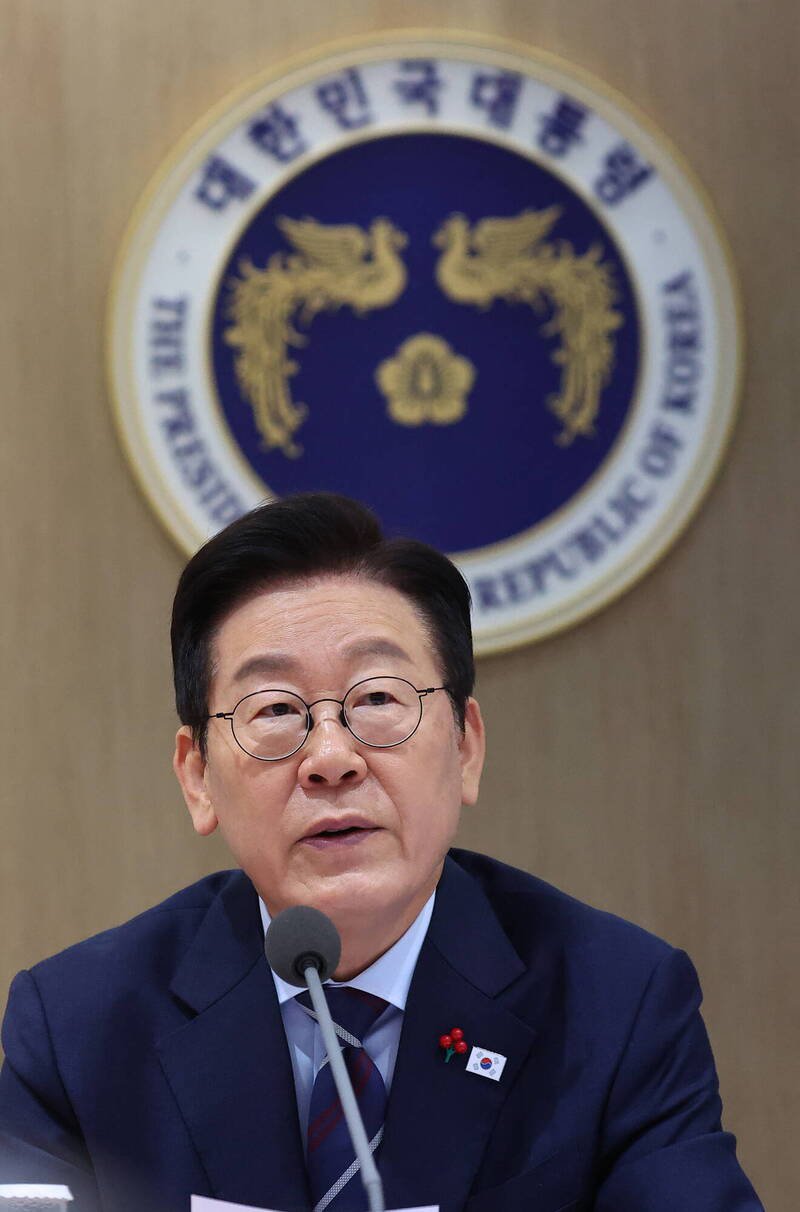 韩国总统李在明今天出席民主和平统一咨询会议成立大会演说时表示，「统一是分裂的大韩民国无论经过数十年、数百年、甚至数千年也必须走的道路」。（欧新社）