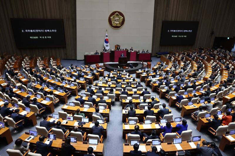 南韩国会通过《刑法》诈欺罪修法，诈骗犯最高可判处30年有期徒刑。南韩国会示意图。（彭博）