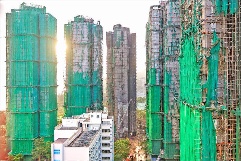 香港宏福苑施工厂商疑似使用中国山东2家公司生产的鹰架防护网，遇火瞬间引燃且迅速蔓延，遭外界质疑其安全性。（路透）