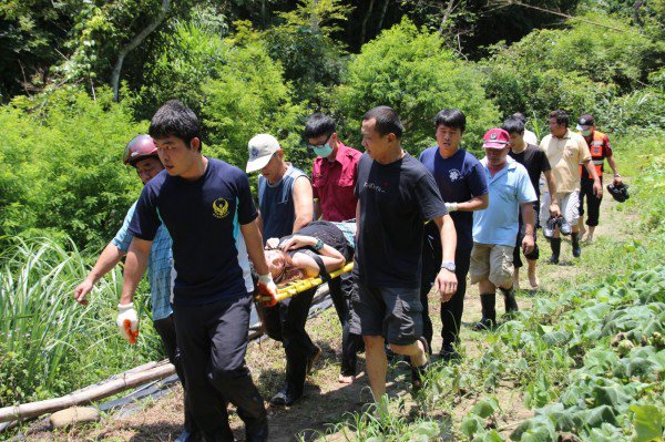 新竹县政府消防局关西消防分队及义消们顺利抢救连姓妇人脱困。（记者黄美珠翻摄）