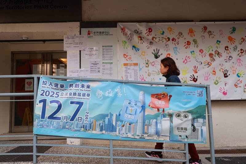 港府呼吁踊跃投票，但港人反应冷淡。（欧新社）