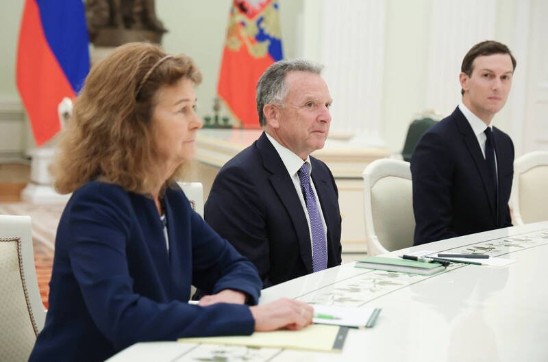 魏科夫（中）和库希纳（右）3日继续在迈阿密会见乌克兰官员，讨论乌俄和平计划。（欧新社）