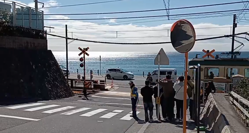 中国要求公民避免赴日，但仍有许多中客前往日本观光，不少人还特别去《灌篮高手》知名的平交道圣地巡礼。图为镰仓高校前站旁平交道。（图撷自「@hsyd27120446」X帐号）