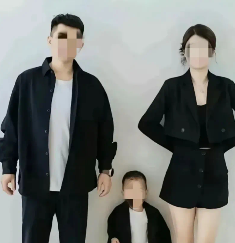 中国男子金昊曾被评选为「优秀党员」，孰料他却在今年8月家暴杀妻，如今被判处死刑。图为金昊与妻子、小孩的沙龙照。（图撷自微博）