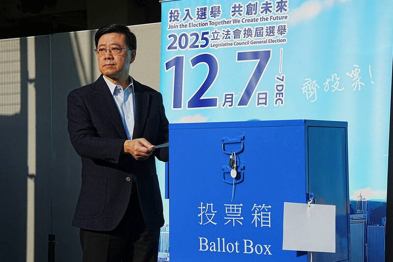 香港立法会7日举行换届选举，特首李家超在上午8时30分前往投票。（路透）