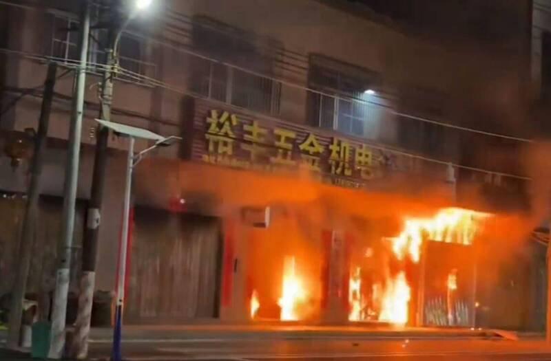 中国广东汕头1间住商混合建筑在9日晚间发生火警，造成严重伤亡，罹难者人数高达12人。（图撷自微博）