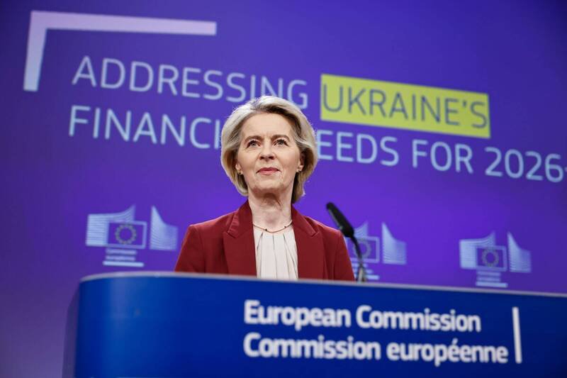 欧盟执委会主席冯德莱恩4日表示，欧盟将承担乌克兰2026年和2027年三分之二的资金需求。（彭博）