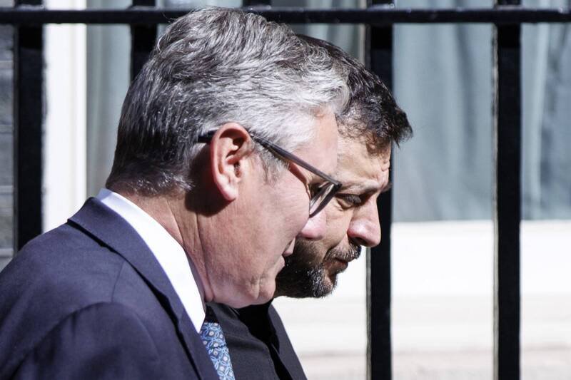 针对首度有英国军人在乌克兰阵亡，英国首相施凯尔（前）表示哀悼，强调「他们的付出和牺牲将永远不会被遗忘。」（欧新社）