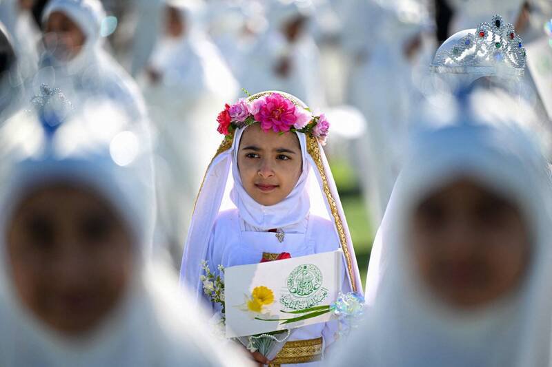 奥地利国会议员今天通过一项法案，禁止14岁以下女生在学校佩戴头巾。图为伊拉克穆斯林女孩，她们从9岁起在公开场合必须戴头巾。（法新社档案照）