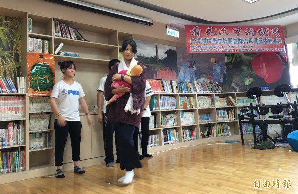 六甲国中学生表演剧场。（记者杨金城摄）