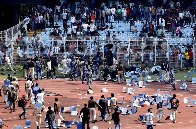 国际足球巨星梅西到访加尔各答球场，球迷不满看不到梅西愤而丢入大批杂物。（路透）