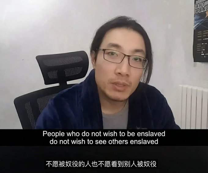 来自中国河南省的关恒，因2020年偷偷拍摄大量中共政权隐藏在荒郊野岭的新疆维吾尔人集中营影像，自此流亡海外。（图撷取自@UHRP_Chinese 社群平台「X」）