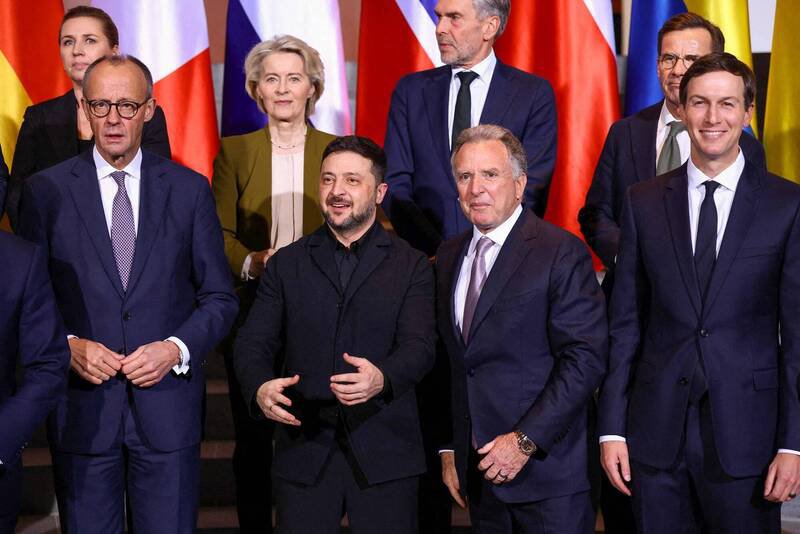 德国总理梅尔茨（前左）、乌克兰总统泽伦斯基（中）和美国特使魏科夫（右二）等美欧领袖15日在柏林会谈。（法新社档案照）