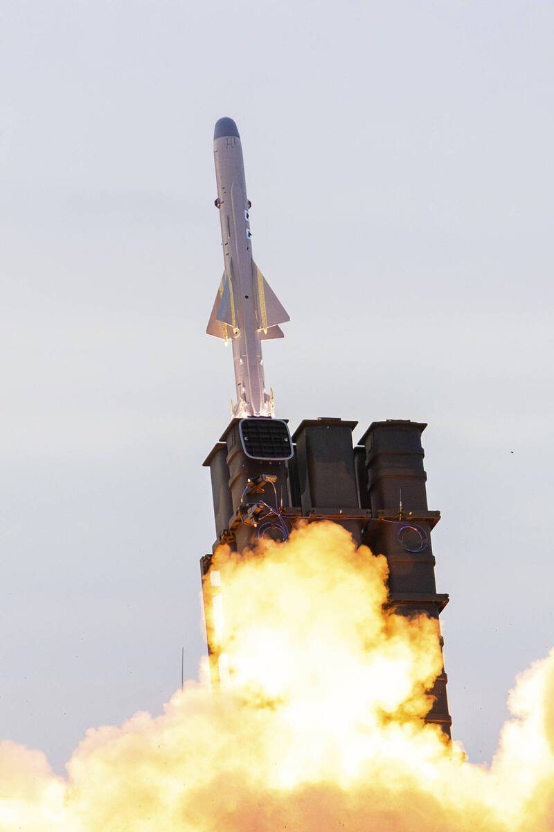 日本政府规划在2026财政年度提出超过9兆日圆（约1.82兆台币）的历来最大防卫预算案，包括采购国产升级型12式反舰飞弹。（美联社档案照）