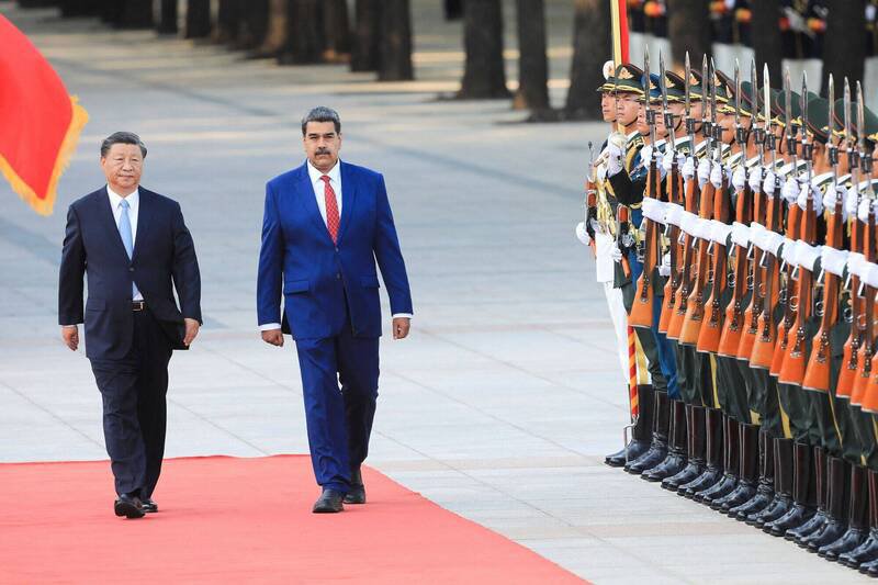 北京17日表示反对委内瑞拉遭「单边霸凌」，路透报导，北京并未具体说明会如何协助委内瑞拉，或者是否向四面楚歌的委国总统马杜罗提供庇护。图为中国国家主席习近平2023年9月欢迎马杜罗到访。（法新社档案照）