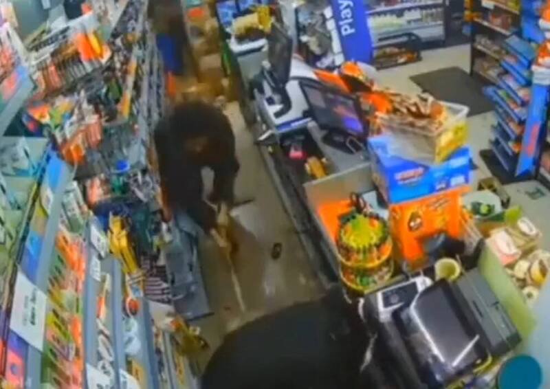 蒙面抢匪闯入店内威胁「点火焚烧」，店员拿起园艺铁铲赶退歹徒。（图截自Reddit／r/AskBrits）