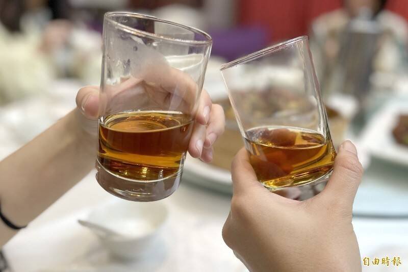 泰国售酒新法规定，禁止商家向醉酒客人贩售酒类。（示意照）。（资料照）