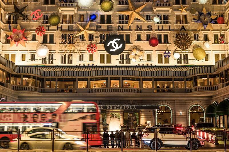 香港半岛酒店外，充满圣诞氛围装饰。（图片撷取自@SRF_photograph/X）