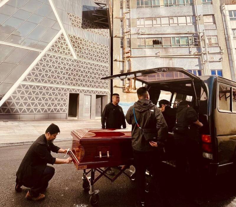 首位遇难印佣「回家」，遗体转运返印尼。（图片撷取自@毋忘爱/FB）