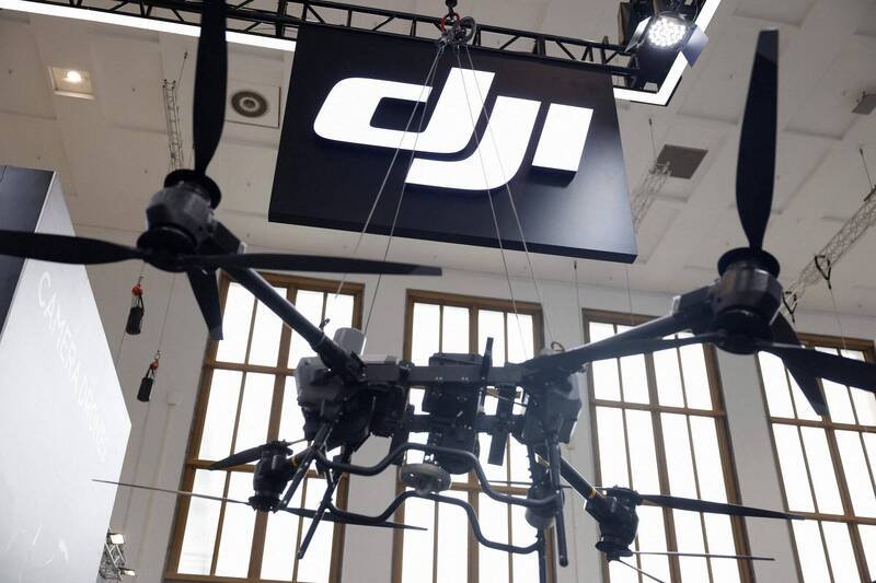 中国大疆（DJI）将被美国联邦传播委员会（FCC）纳入国家安全风险列管名单，未来新型无人机恐将无法获准进口或销售。（法新社资料照）