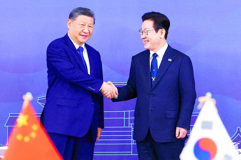 南韩总统李在明（右）将于下周启程访中。图为李在明与中国国家主席习近平于2025年11月在南韩庆州国立博物馆握手致意。（法新社）