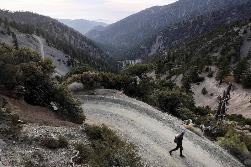 美国加州秃山1名少年坠谷丧命，救援人员搜索时发现另2具遗体。秃山示意图。（法新社）